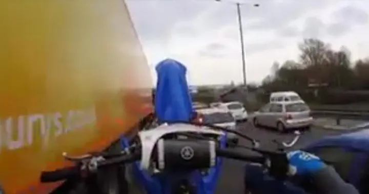 Sorpassa le auto in impennata [Video]