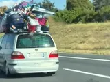 Semina il panico in autostrada con il suo carico extra large: scena assurda