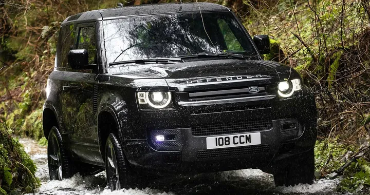 Land Rover Defender: allo studio le versioni sportive SVX ed SVR