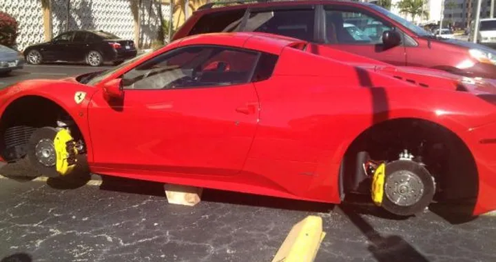 Anche una Ferrari 458 Spider può finire sui mattoni...