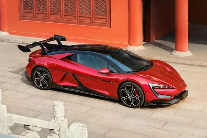 BYD sfida Ferrari: “La Yangwang U9 è migliore della Luce”