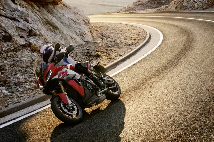 BMW S 1000 XR arriva nei concessionari: il lancio commerciale anche in chiave digital