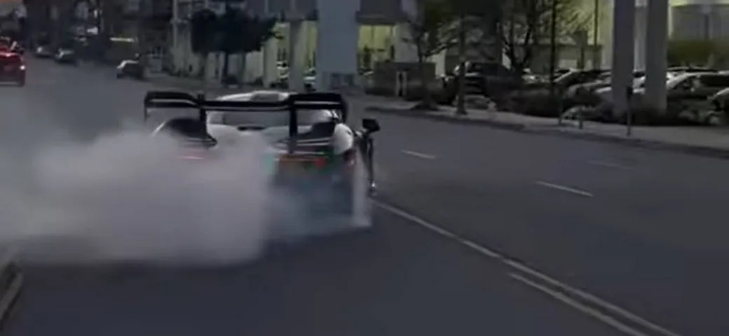 McLaren Senna ferita in un incidente per lo show di un influecer | Video