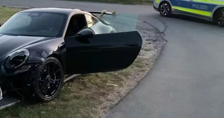 Porsche 911 GT3 si schianta sull’A66 e il conducente fugge: danni oltre 120.000 euro