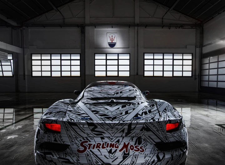 Maserati MC20: la livrea camuffata dedicata a Stirling Moss