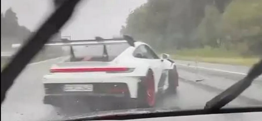 Porsche 911 GT3 RS: show bagnato e fortunato ma pericoloso | Video