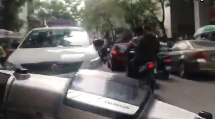 Le cose da NON fare quando si guida uno scooter [Video]