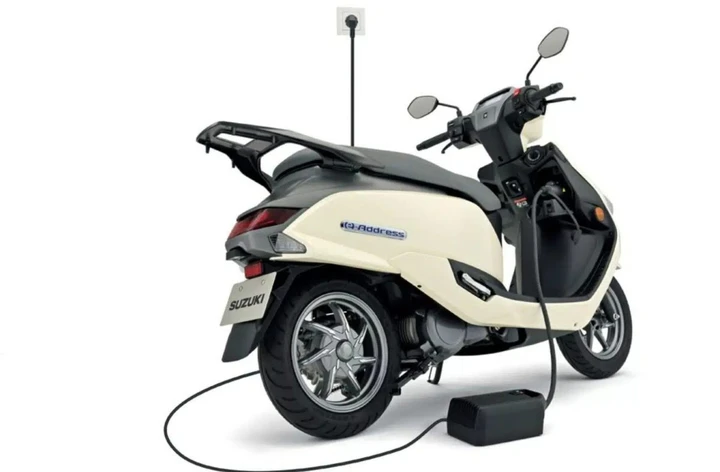 Suzuki scuote l'elettrico: addio fornitori, ora le batterie le fa in casa