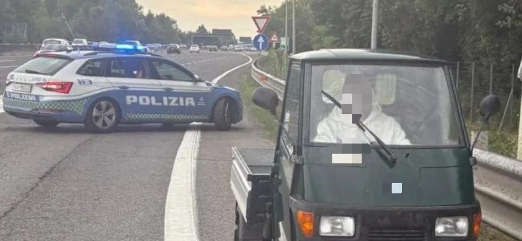 Con l'Apecar imbocca l'autostrada contromano: 18enne nei guai