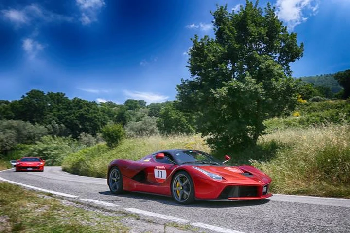 Ferrari Cavalcade 2019 in Campania: festa rossa [Video]