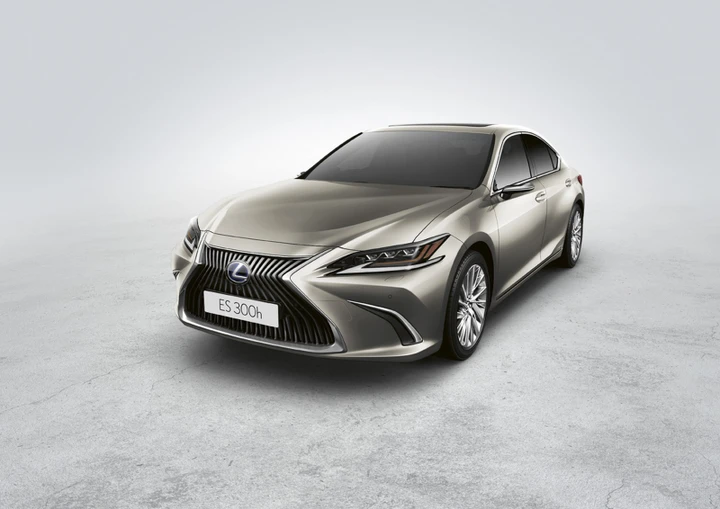 Lexus ES: ecco gli specchietti retrovisori esterni virtuali