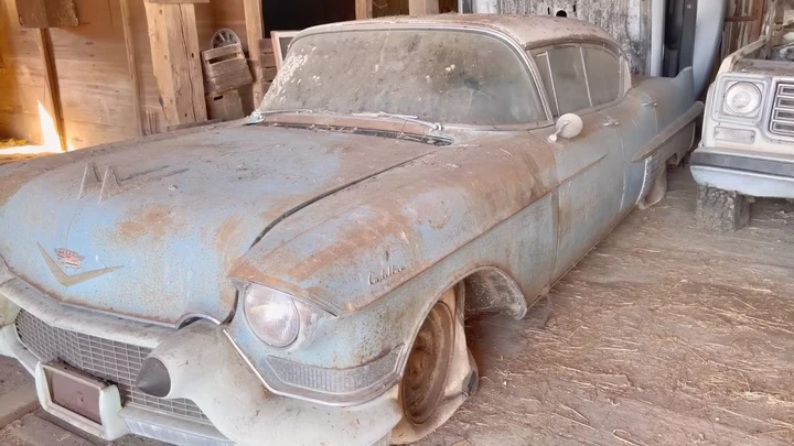 Come rinasce una Cadillac Fleetwood del 1957 emersa da un fienile