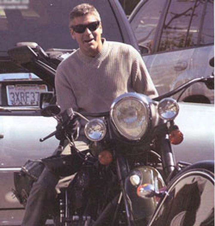 George Clooney centrato in moto