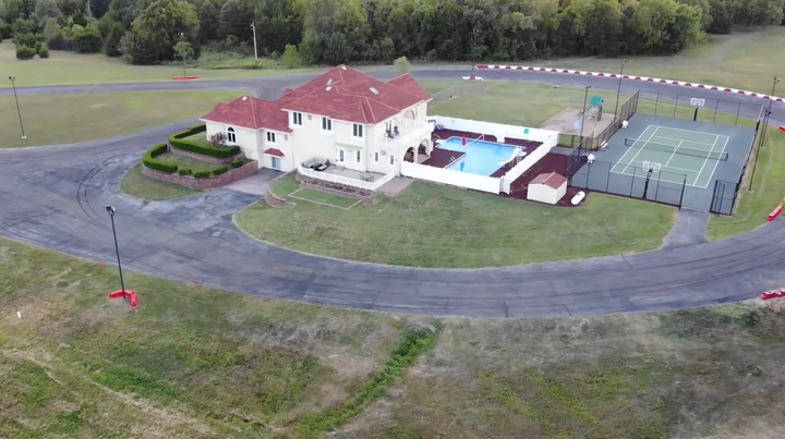 Casa con pista privata? Questa villa in affitto su Airbnb ne ha due...