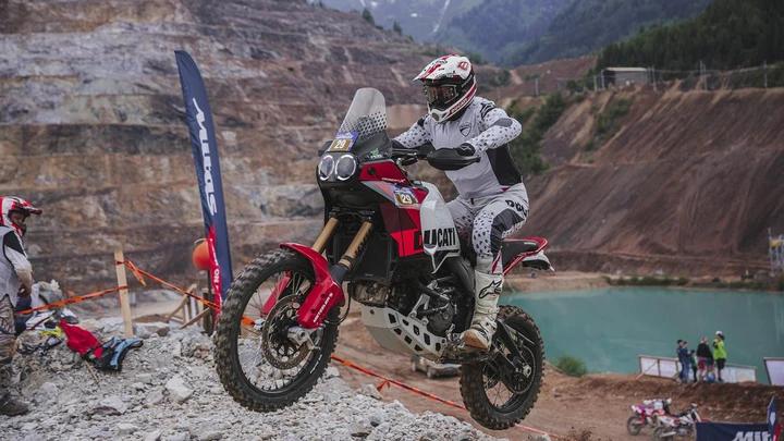 Ducati DesertX Rally: debutta la nuova moto per i rally raider [FOTO]