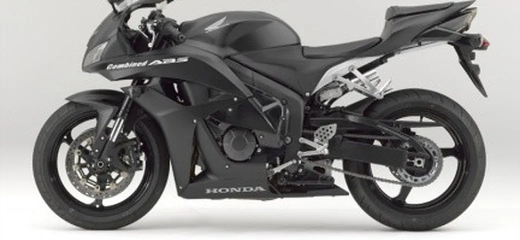 Honda annuncia l'ABS-CBS elettronico per le sportive