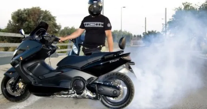 Foto del giorno: T-Max Burnout!