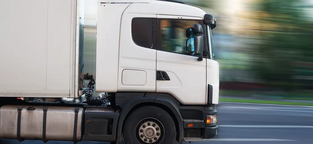 Guida il camion da ubriaco nel centro storico e distrugge un balcone