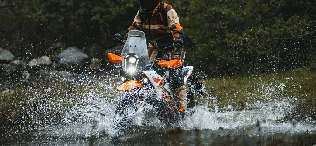 KTM 390 Adventure X e R 2025: l'off-road non è mai stato così accessibile