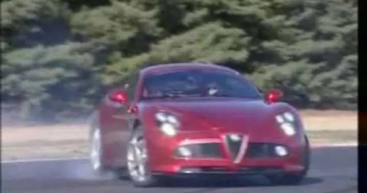 Casey Stoner si diverte su una Rossa a 4 ruote: la Alfa Romeo 8C