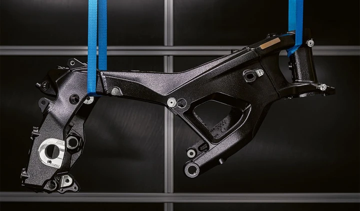 BMW M1000RR 2027: la superbike cambia telaio per sfidare Ducati