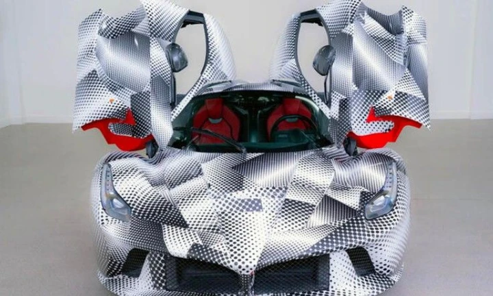 Compra una Ferrari per 2,5 milioni, ma non può usarla su strada