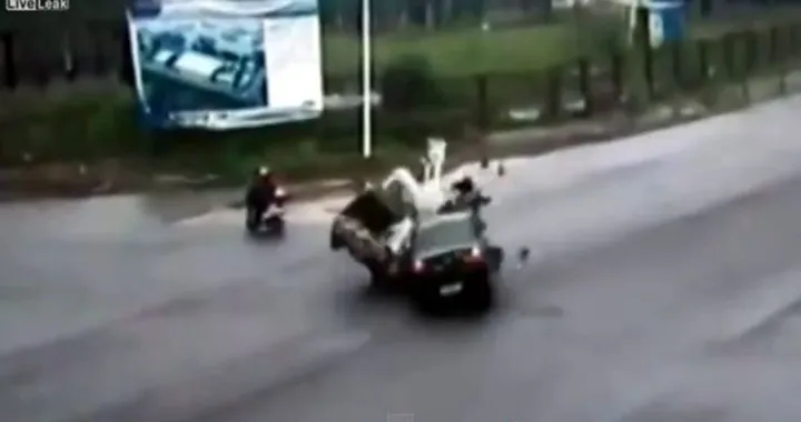Lo scooterista più fortunato al mondo [Video]