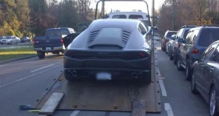 Multano e sequestrano la Lamborghini. Gli agenti su Twitter: Priceless