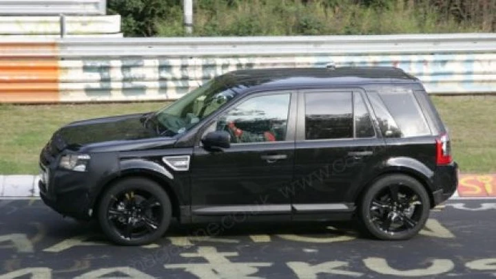 Land Rover LRX: le foto spia del prototipo al Nurburgring