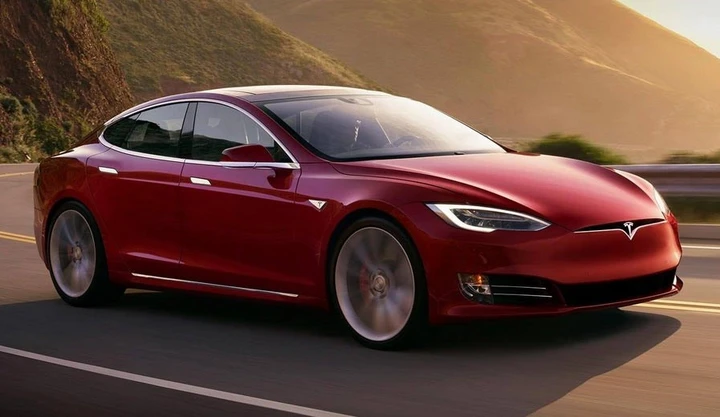 Tesla Model S 100D: prezzo, foto e caratteristiche