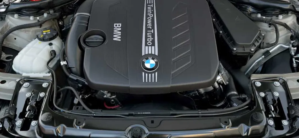 BMW si aggrappa ai motori termici: 