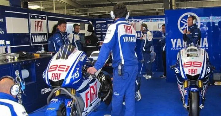 Silverstone,  festival di cadute. Lorenzo domina le "qualifiche". A terra Pedrosa e De Puniet. Non brilla Stoner