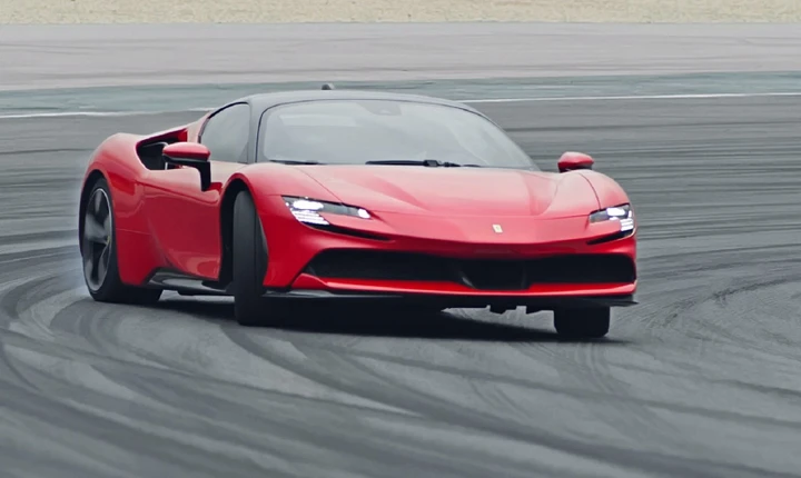 Ferrari SF90 Stradale: ibrida da panico [Video]