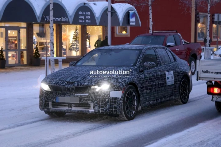 BMW i3, la nuova berlina della Neue Klasse nei test sulla neve