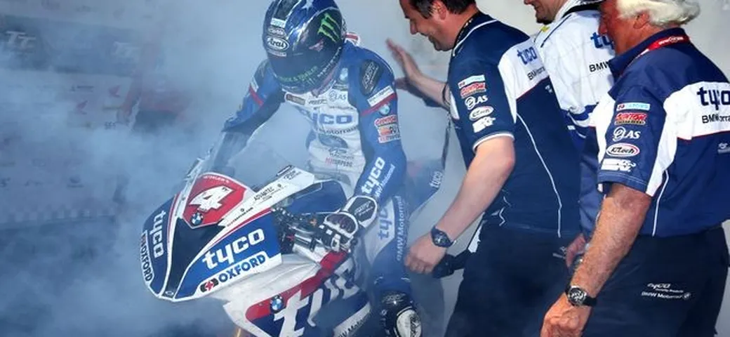 TT2016, due di fila per un super Hutchinson. Dunlop squalificato