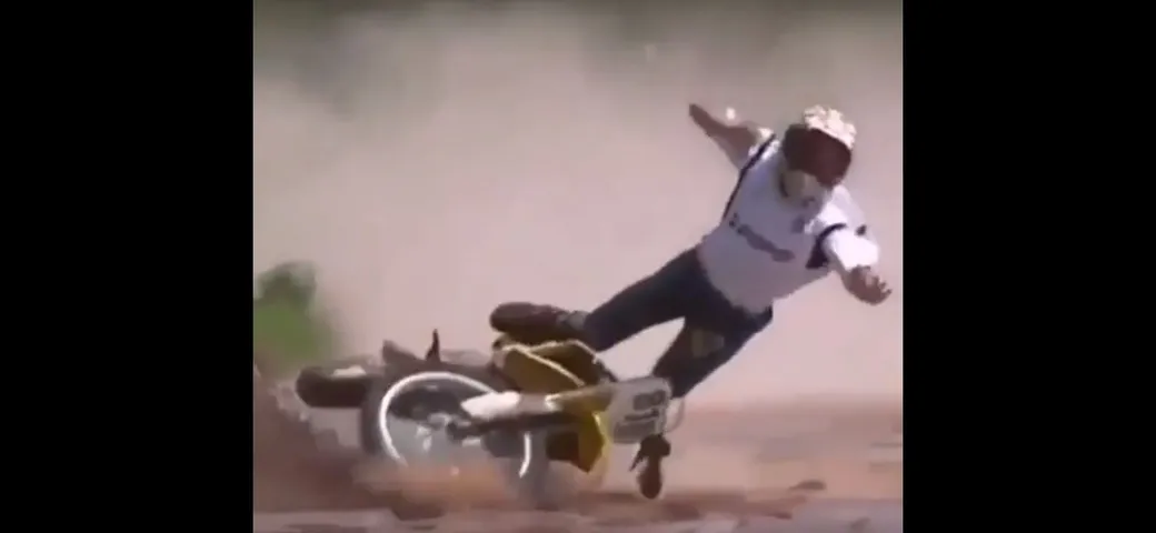 Vuole fare il campione con la moto da cross ma cade a terra [Video]