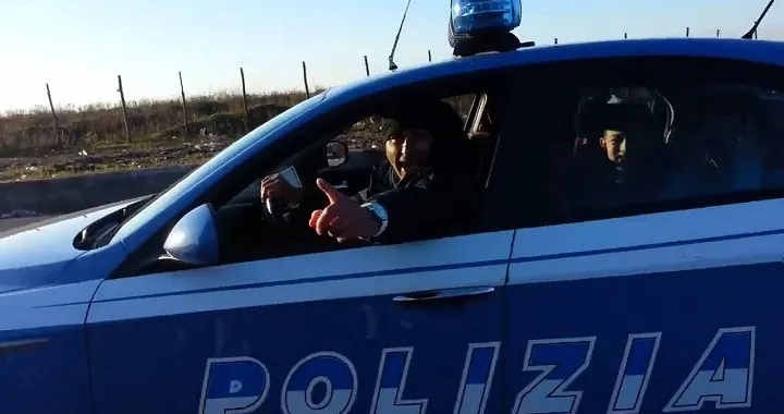 Famiglia di rom scorrazza su una volante della Polizia: è l'auto di un set cinematografico [Video]