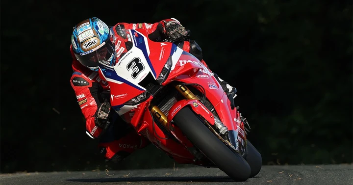 TT Isola di Man 2026, Harrison imprendibile: Hickman torna sul podio