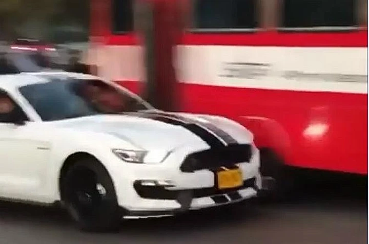 Ford Mustang con driver focoso fa l'incidente col bus [Video]