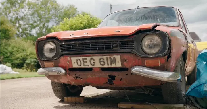 Ferma dal 1981 ritorna in strada: non è una Ford Escort come tante