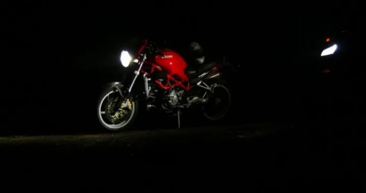 Foto del giorno: due moto nella notte