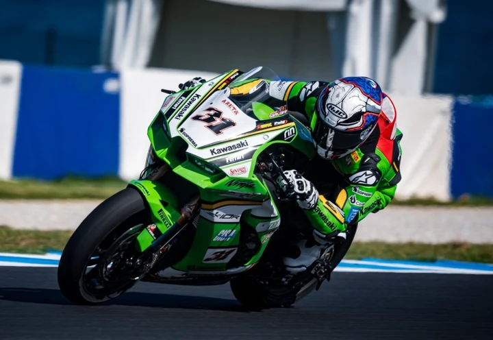 Superbike 2025: Gerloff cade due volte, ma Kawasaki non molla