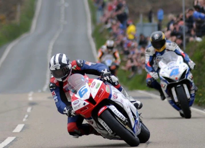TT 2013: Michael Dunlop vince anche in Supersport ed eguaglia il padre Robert