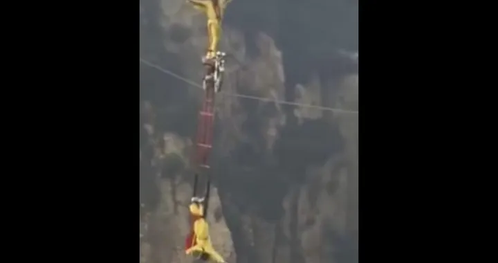Incredibile impresa, in moto su un cavo sospeso nel vuoto [Video]