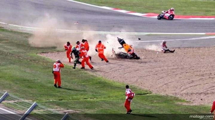 MotoGP Silverstone 2013: Marquez 'graziato' dall'airbag nell'incidente del Warm-Up | video