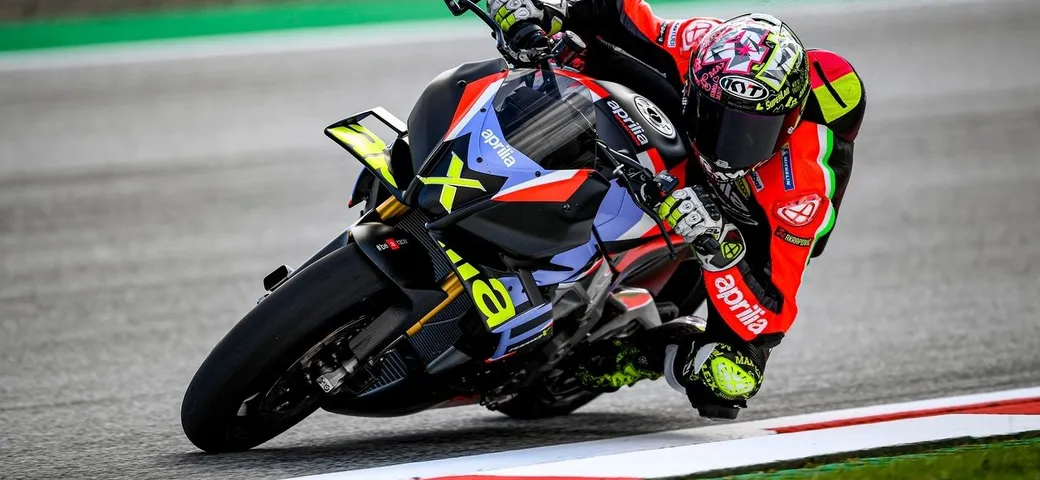 Aprilia Tuono V4 X: 221 CV per 166 kg!