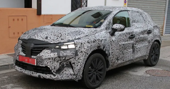 Renault Captur: foto spia su strada della nuova generazione