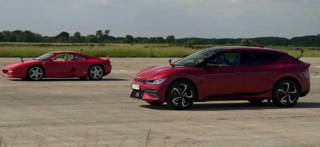 Ferrari F355 vs Kia EV6 GT-Line: drag race irrituale [Video]