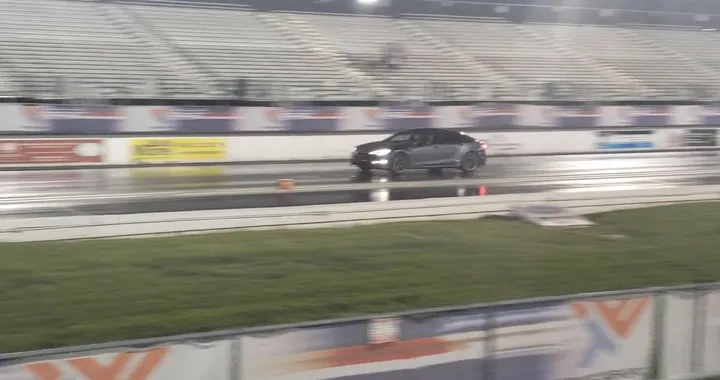 La Tesla Model S Plaid fa il record mondiale sul quarto di miglio [Video]