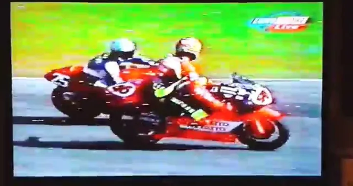 Valentino Rossi calcio in pista, the doctor 46 kicks a rider